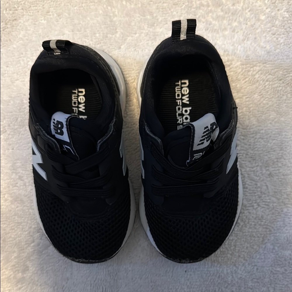 New Balance Black and White Sneakers Sleek Design